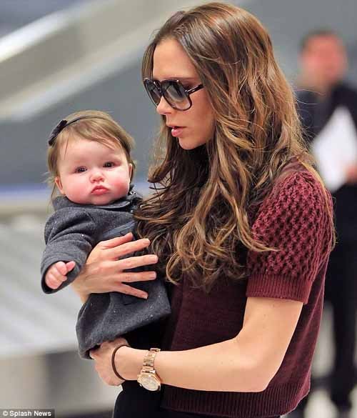 Harper Seven Beckham là cái tên cực ấn tượng và đáng yêu của cô con gái nhà Vic-Beck. Không chỉ trang phục, phụ kiện như bờm tóc cũng được mẹ Vic là nhà thiết kế thời trang để ý chăm chút cho con gái. Xem thêm: Vũ khúc xanh bạc hà "mát lạnh" của Sao Hoa ngữ